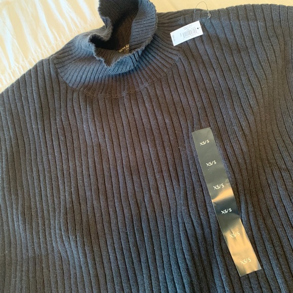 Mock neck poncho - Picture 2 of 3